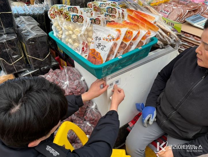 1. 강진소방서 직원이 겨울철 기간 자율안전점검 QR코드를 보이기 쉬운곳에 부착하고 있다.