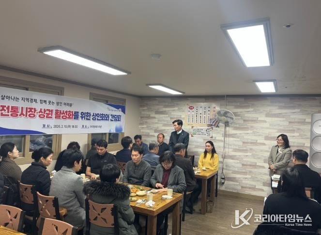 안병구 밀양시장이 밀양아리랑시장 내 식당에서 원도심 상인회와 간담회를 갖고 있다.