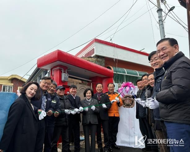 여수소방서(서장 서승호)는 설 명절을 맞아 지난 10일 종화동 몬당마을에서 동문동주민센터(동장 김종준)와 소방안전물품을 전달하고 안전 봉사활동을 전개했다.