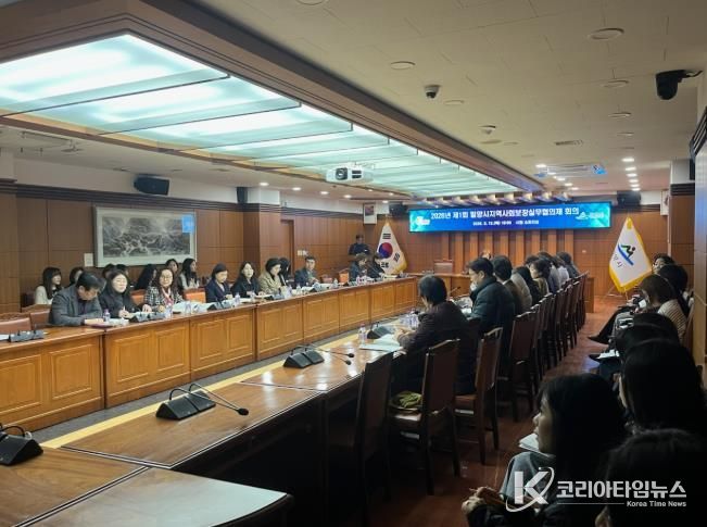 밀양시청 소회의실에서 제1회 밀양시지역사회보장실무협의체 회의를 진행 중이다.