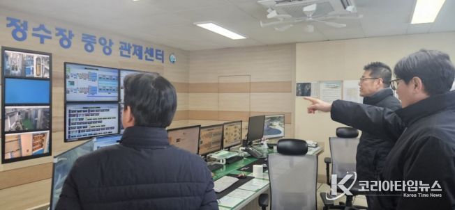 포항시 관계자가 제2수원지 정수장 중앙 관제센터를 방문해 위험요소 사전 차단을 위해 점검을 하고 있다.