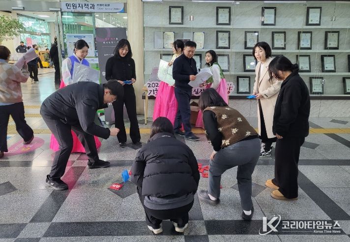 13일 시청민원실 앞에서 내방 민원인을 대상으로 청렴 딱지치기를 진행하고 있다.