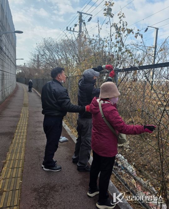한국자유총연맹 금곡동위원회, 낙동강 동원진 장미꽃길 환경정비