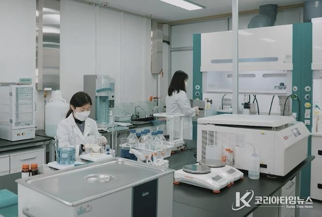 성남식품연구개발지원센터 소속 연구원들이 식품분석을 하고 있다