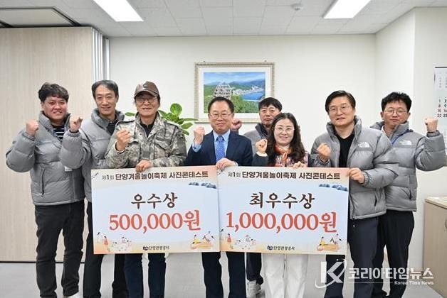 시상식_최우수상 임미자 씨(오른쪽에서 세번째)와 우수상 송영규 씨(왼쪽에서 세번째)