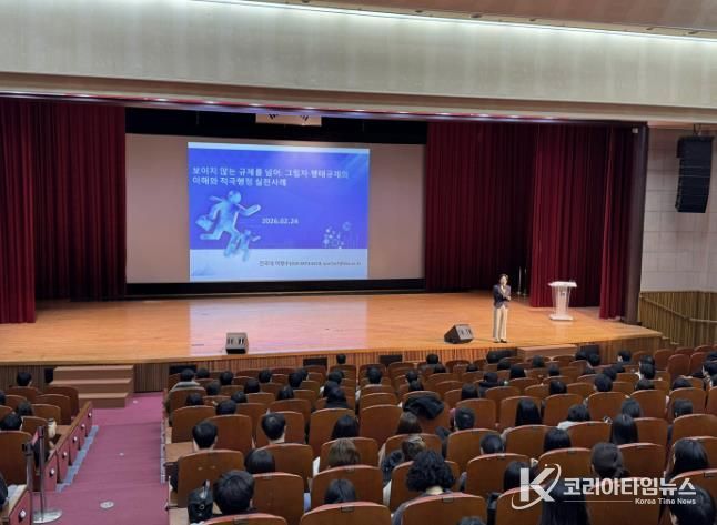 직원들이 시청 어울마당에서 규제혁신・적극행정 교육을 받고 있다.