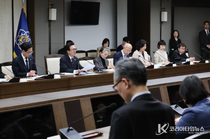 김민석 국무총리가 25일 세종 다솜로 정부세종청사에서 열린 세종특별자치시지원위원회의를 주재하고 있다.