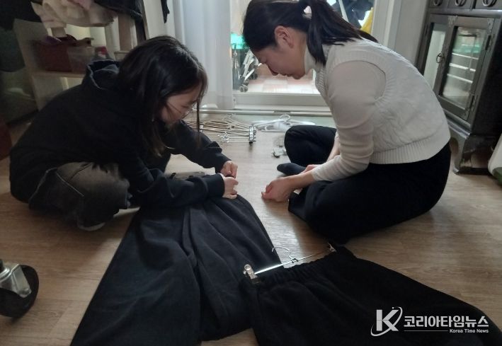 정리수납 전문가의 ‘물품 정리 방법’ 개인별 지도 장면