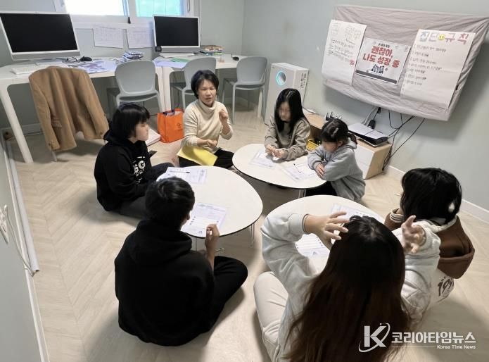 프로그램에 참여한 소원면 예비 중학생들의 활동 모습.