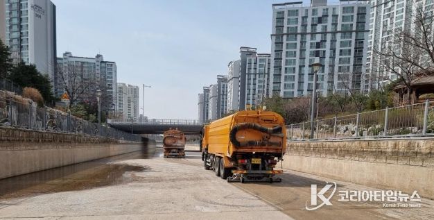 금빛수로 청소 모습