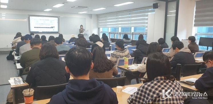 울산 지역 고고학점제 공동 교육과정 업무 담당자들이 27일 고교학점제지원센터에서 연수를 듣고있다.