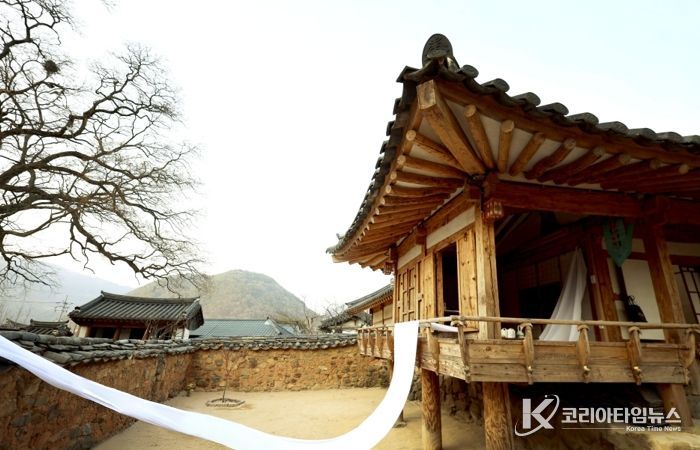 밀양시 단장마을 허씨고가 사랑채의 마루 목련 오브제 사진