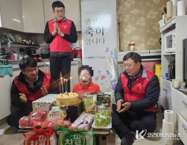 인주면 행복키움추진단원들이 저소득 독거 어르신 댁을 방문해 생신상을 차려드린 후 기념사진을 촬영하고 있다.