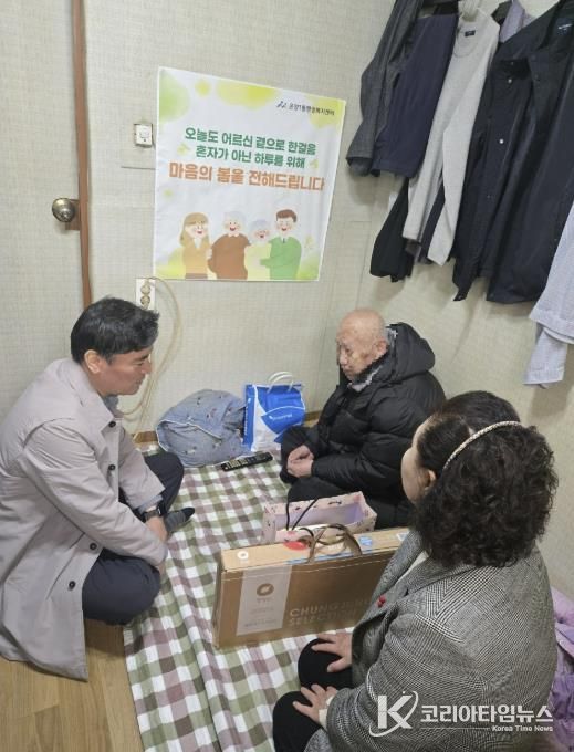 온양1동 복지통장이 최고령 독거 어르신 가정을 방문해 건강을 살피고 말벗 서비스를 제공하고 있다.