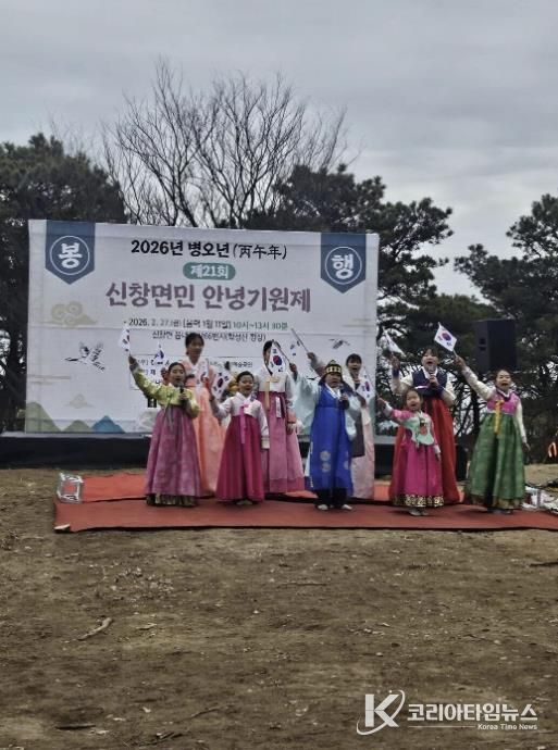 아산우리소리와 신창초등학교 다문화 가정 자녀들이 함께 아리랑을 제창하며 찾아가는 문화예술공연을 펼치고 있다.