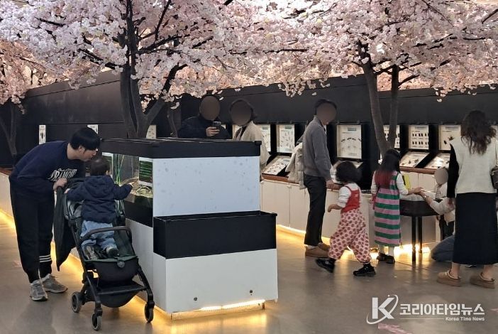 어린이들이 표본관을 관람하는 모습