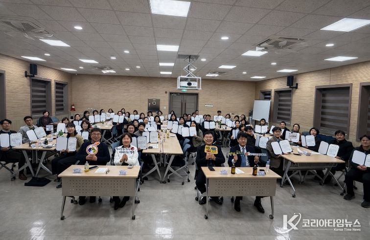 경주시는 2월 27일 경주시종합자원봉사센터에서 ‘2026년 경주시 지역사회보장 실무협의체 실무분과위원회 위촉식 및 분과회의’를 개최하고, 6개 분과 70명의 위원에게 위촉장을 수여한 뒤 기념촬영을 하고 있다