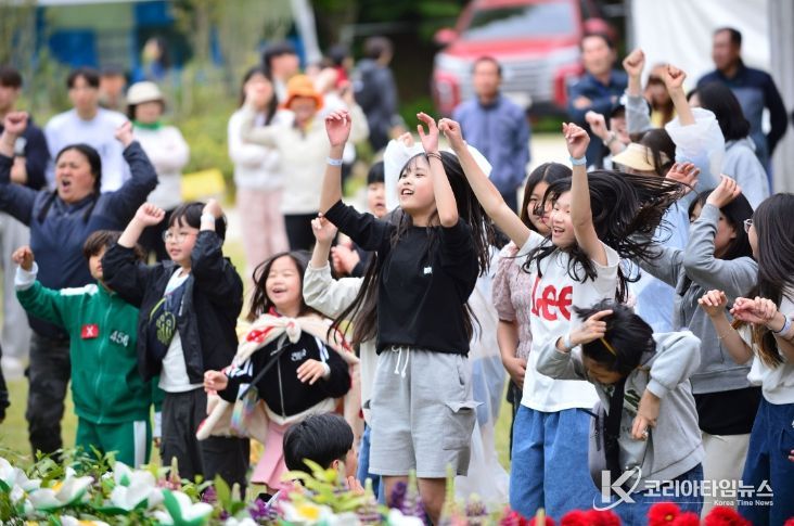 3년 만에 ‘V자 반등’_어린이날 행사를 즐기고 있는 아이들