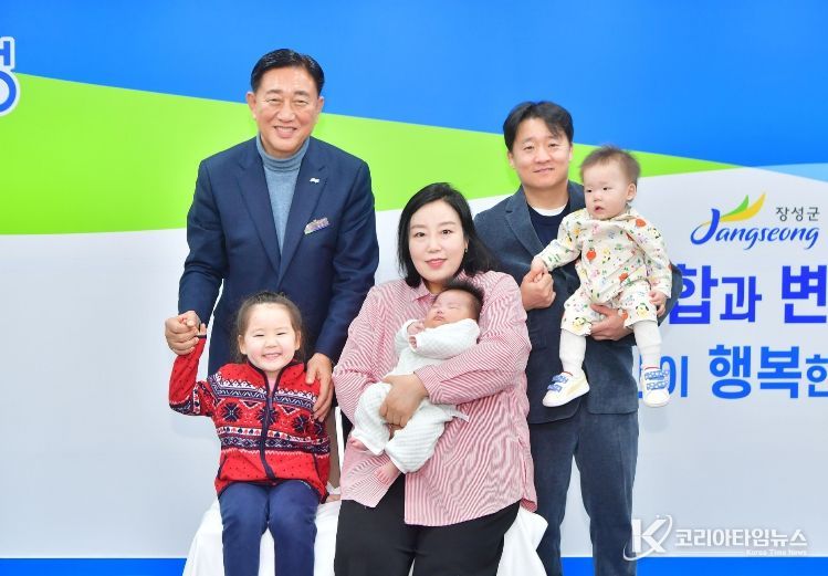 좌측부터 김한종 군수, 유선우 양, 오승현 씨, 유시웅 아기, 유정필 씨, 유도웅 아기.