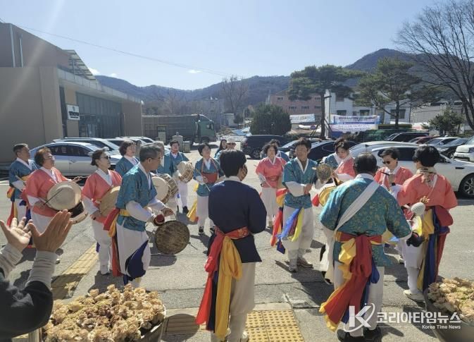 마을의 안녕과 풍년을 기원하며 지신밟기를 진행하는 영인면 주민자치 풍물단 모습