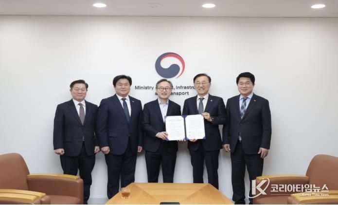 유성훈 금천구청장(사진 가운데)이 박준희 관악구청장(왼쪽 다섯번째), 박승원 광명시장(왼쪽 첫번째), 임병택 시흥시장(왼쪽 두번째)과 함께 김윤덕 국토교통부 장관(왼쪽 네번째)을 만나 ‘신천~신림선 제5차 국가철도망 구축계획 반영 및 조기 추진 촉구 공동건의문’을 전달하고 기념 촬영을 하고 있다.