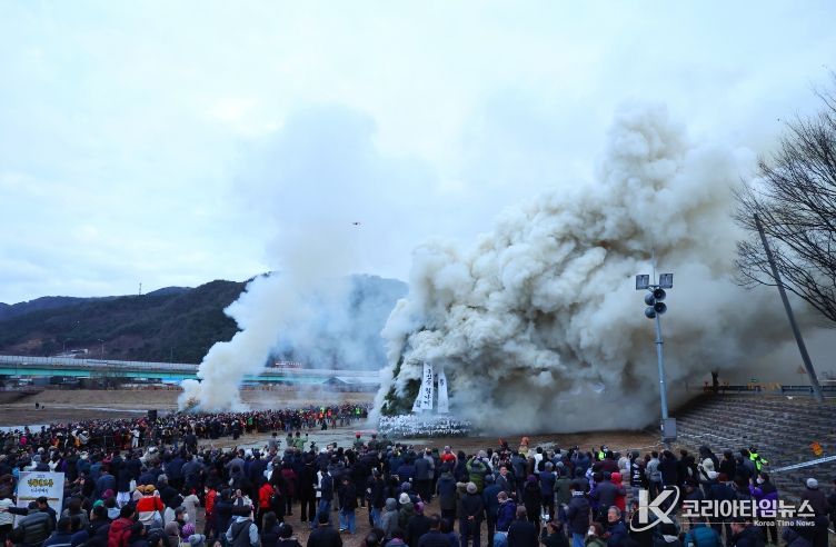 전국 최대 달집태우기, 2026 청도정월대보름행사‘성공 점화’
