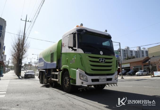 노면 청소 차량 모습.