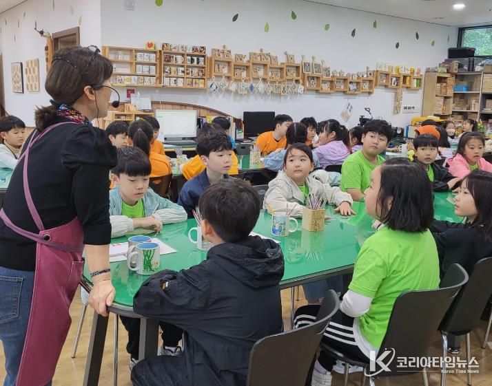 괴산군 성불산 생태숲학습관에서 나만의 에코컵만들기 프로그램을 운영하고 있다.