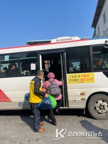 ㈜청양교통 운전기사들이 이용객들의 짐들어주기 도우미 서비스를 시행하고 있다.