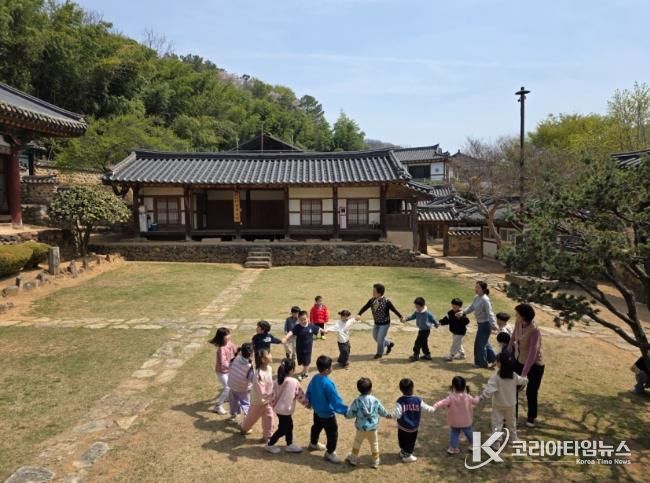 작은도서관 견학 프로그램에 참여한 아동들이 야외 놀이 활동을 하고 있다.