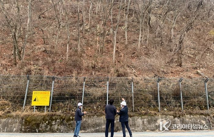 경주시 관계자와 안전관리자문단이 해빙기를 맞아 산사태 취약지역 현장을 방문해 지반 상태와 사면 붕괴 위험 여부 등을 점검하고 있다