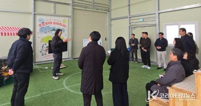 영천시 지역특화 임대형 스마트팜을 찾은 타 지자체 관계자들이 시설에 대한 설명을 듣고 있다. (사진 2) 기념촬영을 하고 있다.