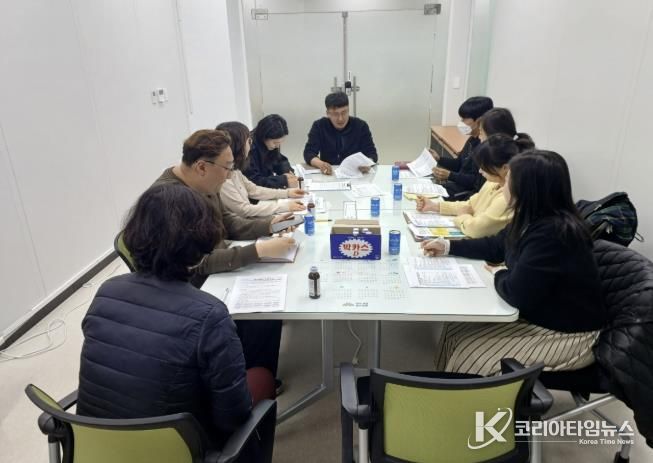 인주면 행정복지센터 회의실에서 관계 기관 담당자들이 지역케어회의를 진행하고 있다.