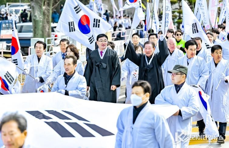 제107주년 칠북3·1만세운동 기념문화제 개최_칠북 만세운동 시가행진 재현행사 사진(이령분교 운동장~이령삼거리).