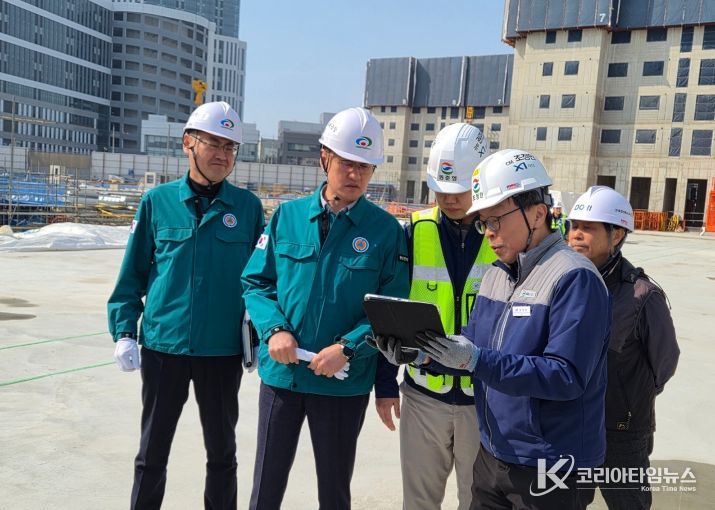 이경열 도시주택국장이 9일 해빙기를 맞아 주택건설공사 현장을 대상으로 안전점검을 실시하고 있다.