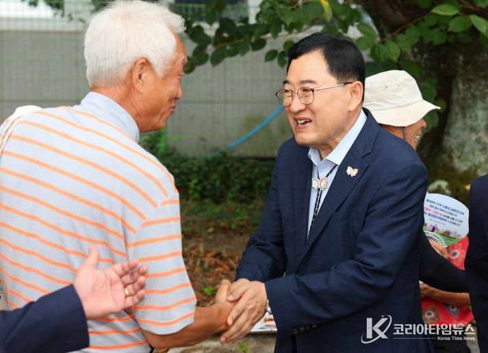 주낙영 경주시장이 지역 경로당을 방문해 어르신과 인사를 나누고 있다