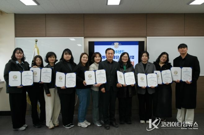 증평복지재단 우수프로그램 공모사업 지원증서 전달식(오른쪽 다섯번째 신연택 이사장)