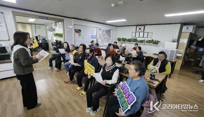 이순주 온양6동장이 마을회관을 방문해 어르신들과 함께 산불 예방 홍보 활동을 진행하고 있다.