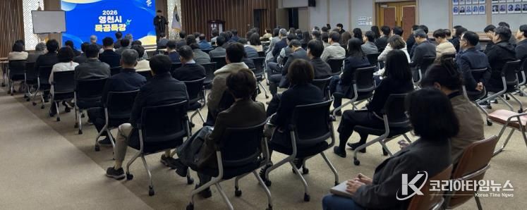 영천시 공직자들이 인재진 자라섬재즈센터 이사장의 지역축제가 나아가야 할 방향에 대한 강의를 듣고 있다.