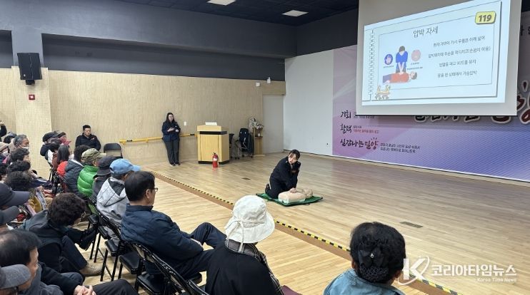 - 응급처치 교육 강사가 노인일자리 사업 참여 어르신을 대상으로 교육을 실시하고 있다.