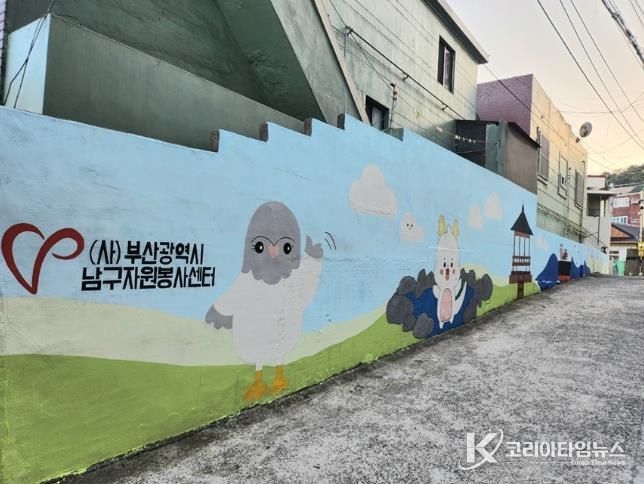 붓끝으로 물든 골목, 마음으로 피어난 마음