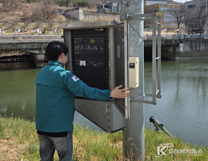 저수지 인근에 위치한 재난 예·경보시설을 점검하고 있다.