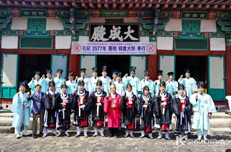 순창향교 대성전에서 공기 2577년 순창향교 석전대제 봉행