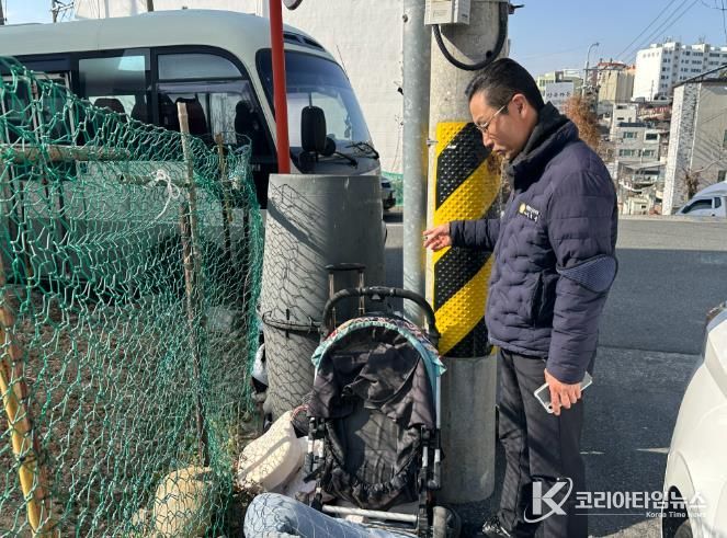 울산 중구의회(의장 박경흠) 문희성 의원은 25일 서면질문을 통해 관리사각에 놓여 흉물로 방치된 의류수거함 문제를 지적하고 대책마련을 요구했다