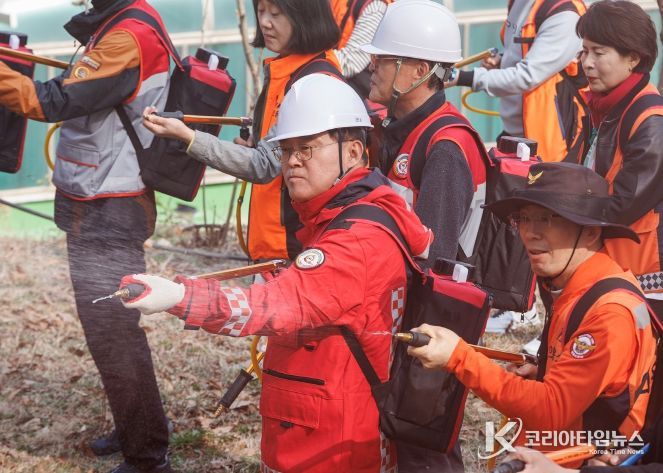 진교훈 서울 강서구청장(가운데)이 25일(수) 개화산 약사사에서 열린 ‘유관기관 합동 산불진압훈련’에서 등짐펌프를 매고 잔불진화작업을 하고 있다.