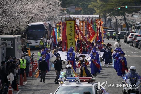 제64회 진해군항제, 이충무공 승전행차로 축제의 막을 올리다