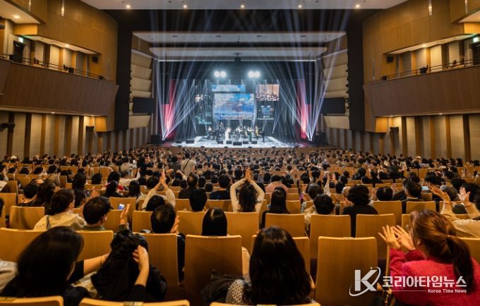 28일 용인포은아트홀에서 이상일 시장은 '그림과 스토리가 있는 음악회' 해설자로 참여했다