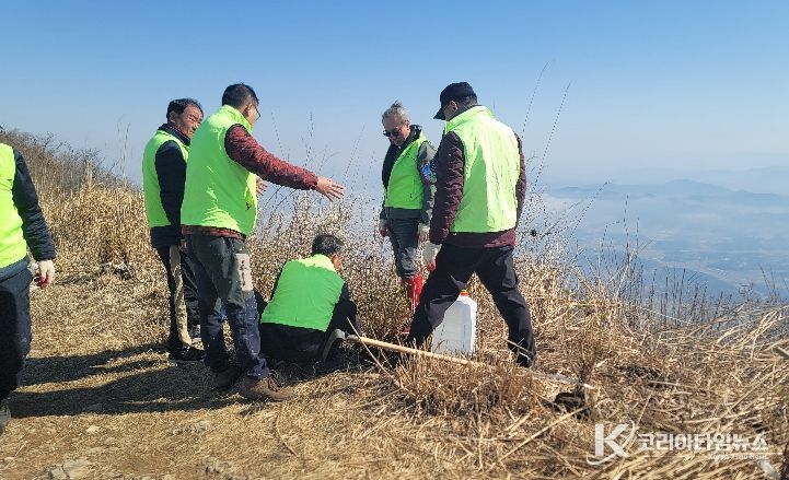 홍성군 광천읍, 오서산 정상서 봄 맞이 나서