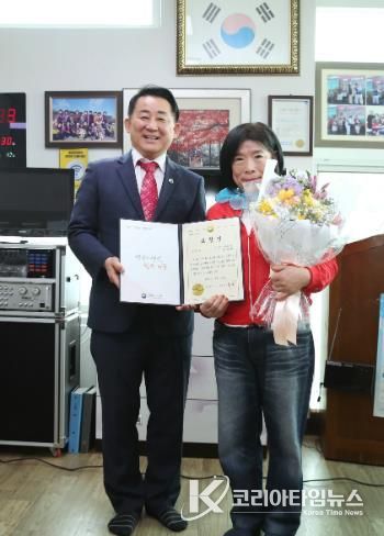 서철모 서구청장이 괴곡경로당에서 노인복지 유공자에게 표창장을 건네고 있다