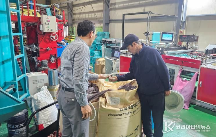 영주시 종량제봉투 생산업체를 방문해 조기 공급을 요청하고 원료 점검을 실시하고 있다